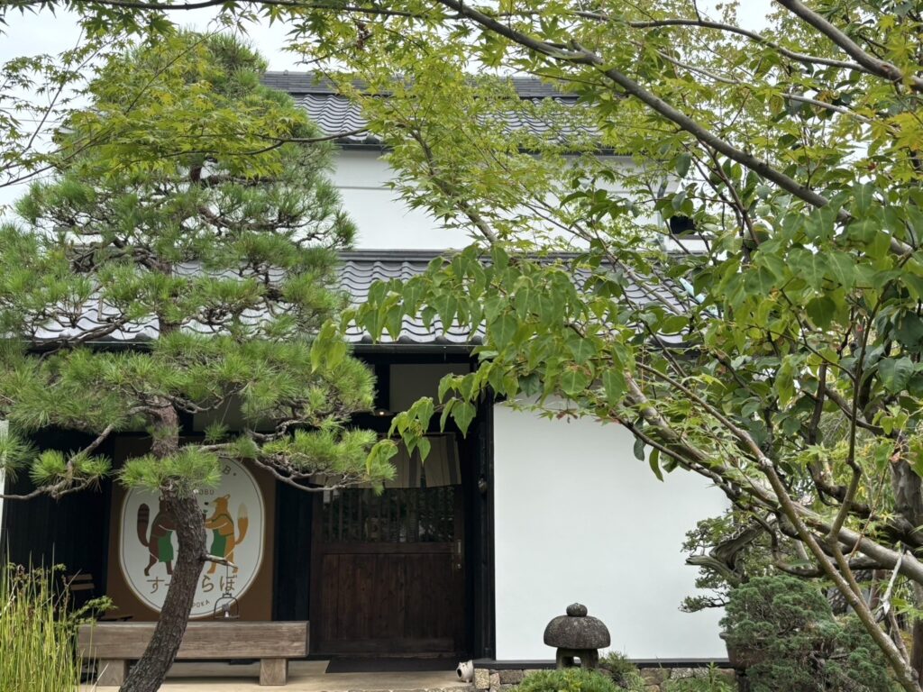 浜松市浜名区の古民家カフェ「スープラボ」の入り口付近の様子