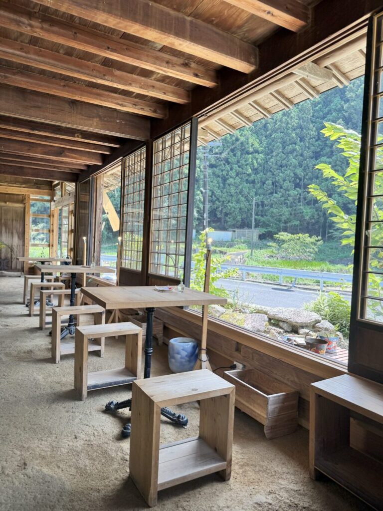 古民家カフェ「たてば」、土間のある椅子席の様子