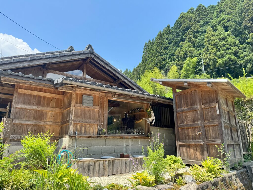 古民家カフェ「たてば」の厠（トイレ）は外にあります