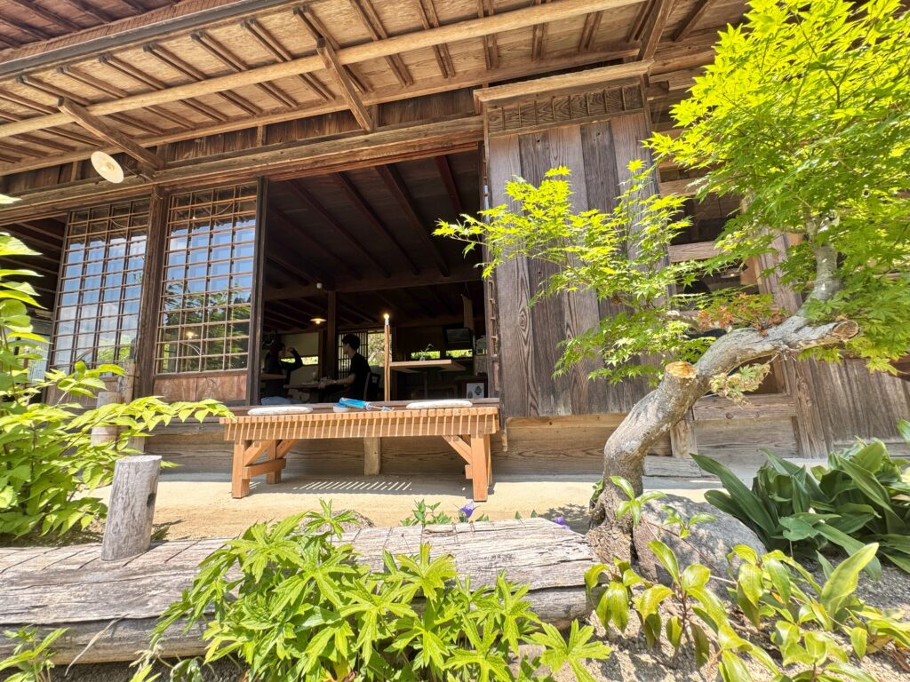 古民家カフェ「たてば」の縁側の様子