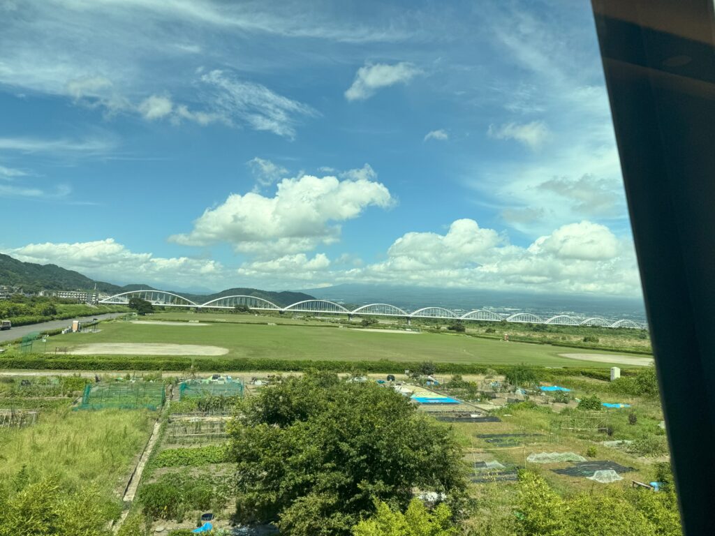 東海道新幹線「新富士駅」付近からの車窓。あいにく富士山は雲隠れ。