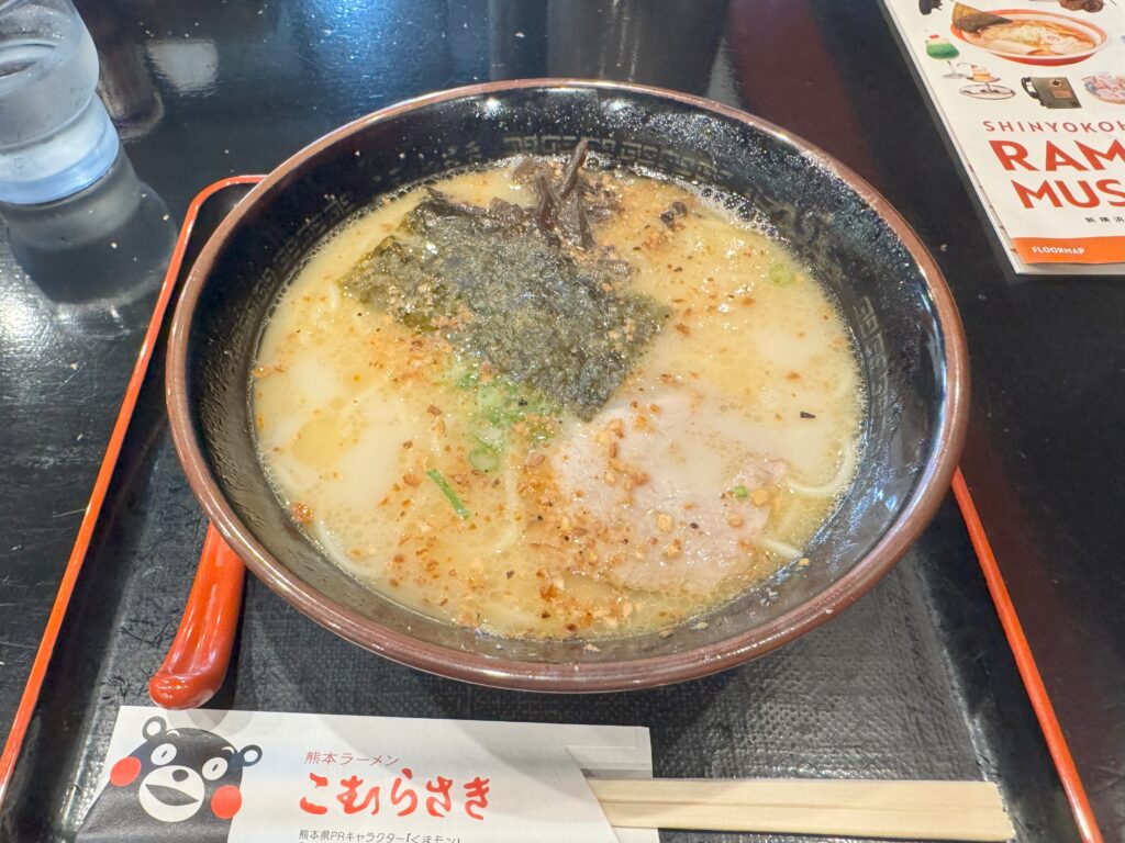熊本・こむらさきラーメン。マイルドな豚骨スープとにんにくチップがアクセント。