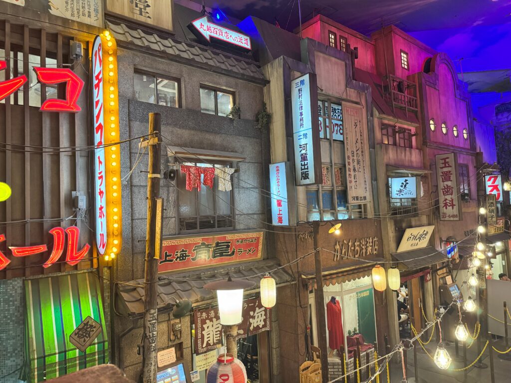 育った街並みに似た風景。映画館やパチンコ屋の電飾も懐かしい