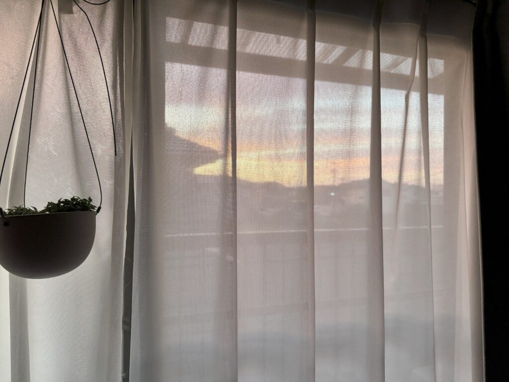 六畳一間の自室、カーテン越しの夜明け。