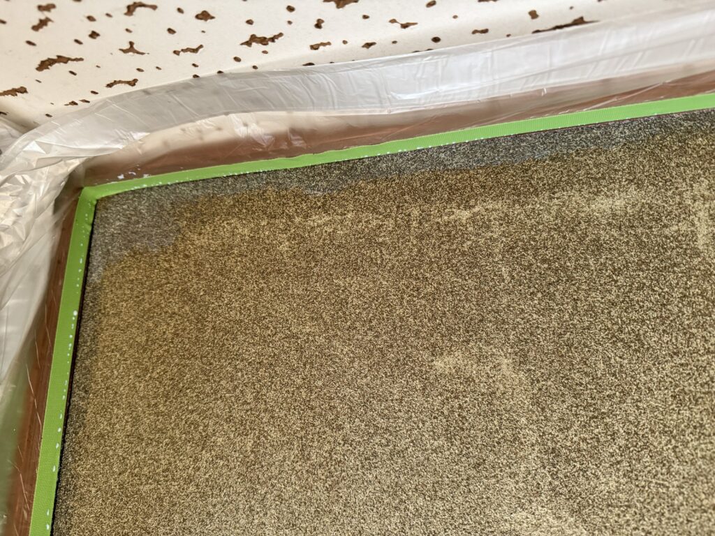 刷毛で隅を塗る様子