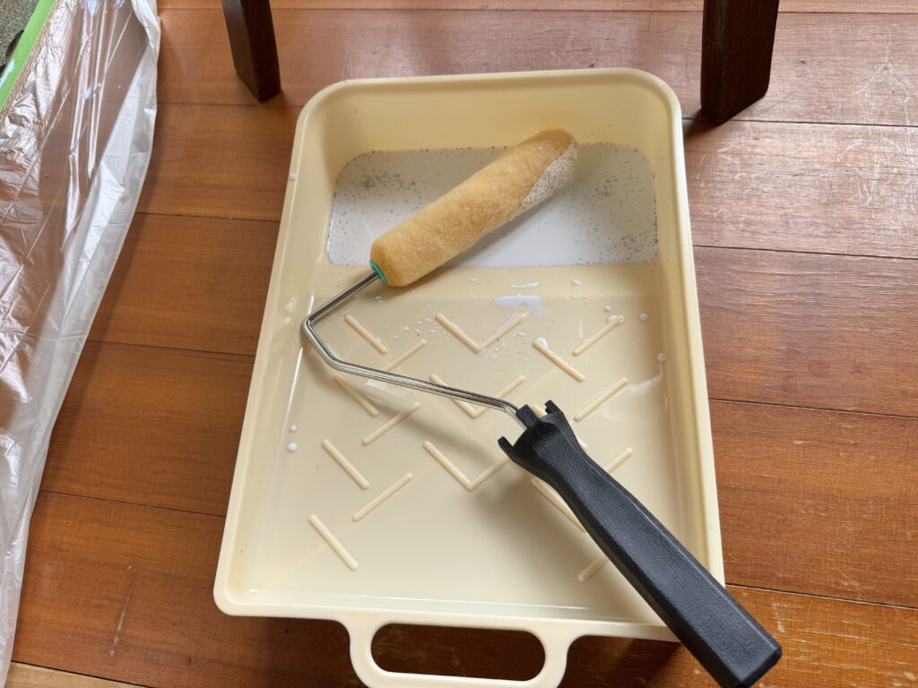 ローラーで広い面を塗る様子