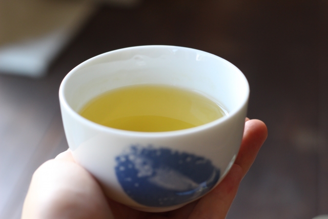 湯のみを手にした静かな朝のひととき