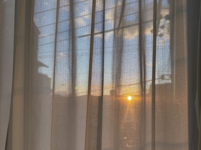 カーテン越しに差し込む夕方の光