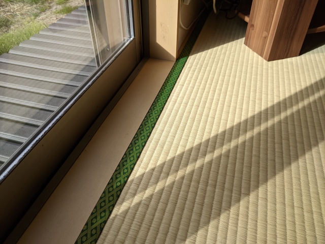 畳に差し込む冬の午後のやわらかな光