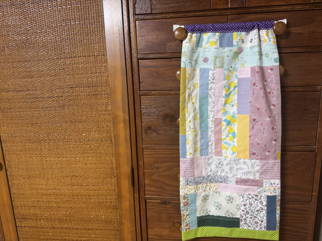 ミシンパッチでつないだハギレを小窓のサイズに切りそろえた完成作品