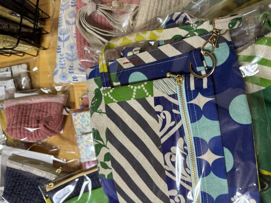 委託販売に向けて作ったハンドメイド作品をまとめて並べた写真