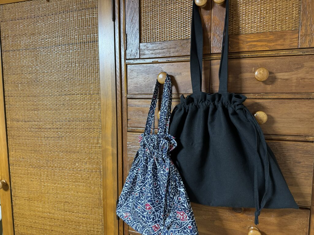 ナイロンオックスとハーフリネンで作った巾着バッグ