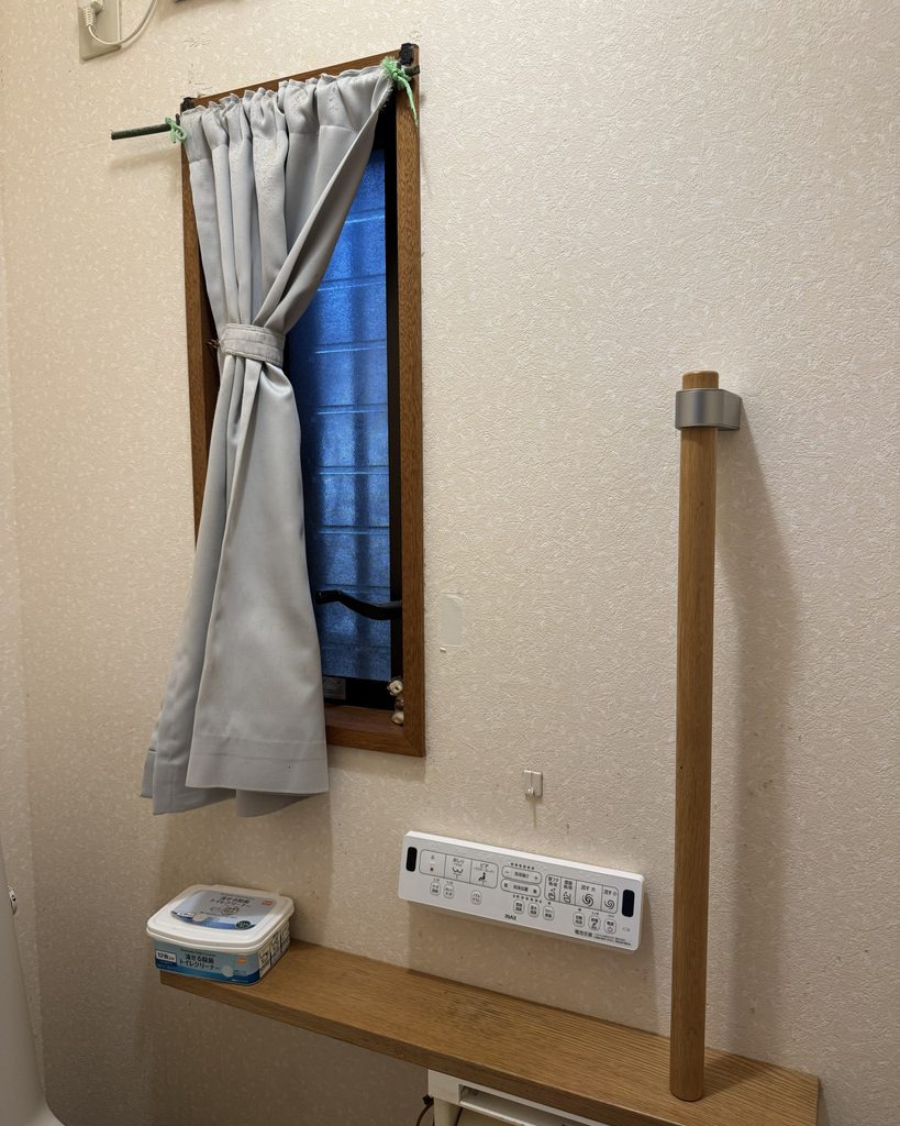 20年以上使っていた母手作りのカーテンが掛かった以前のトイレ