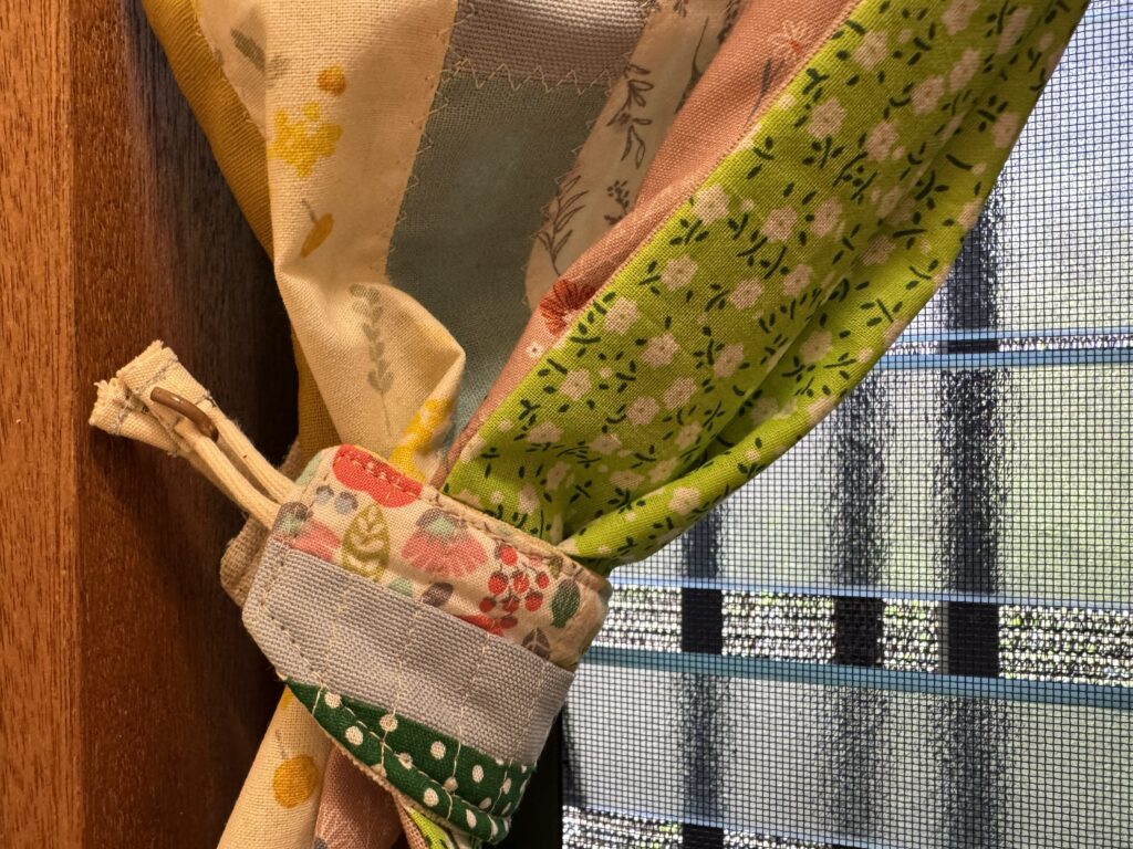 トイレの布小物につけた小さなタッセル