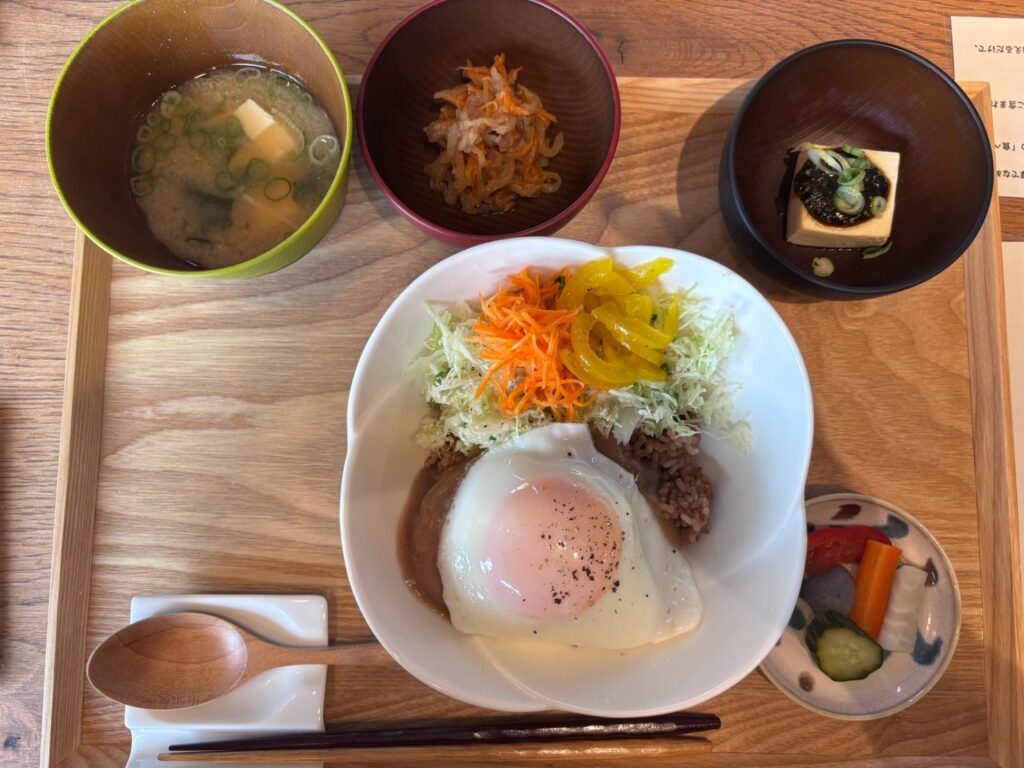 麹とおからを使ったロコモコ丼ランチ