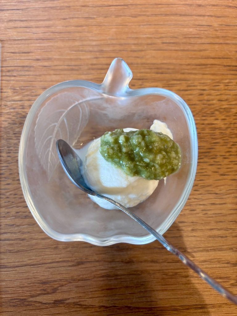 モリンガソースがかかったヨーグルト