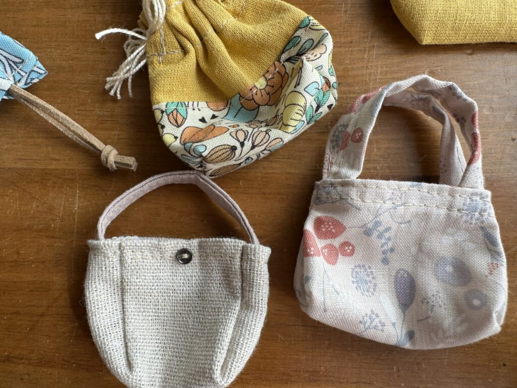 リカちゃんサイズのドールにも使えそうなミニチュアバッグ