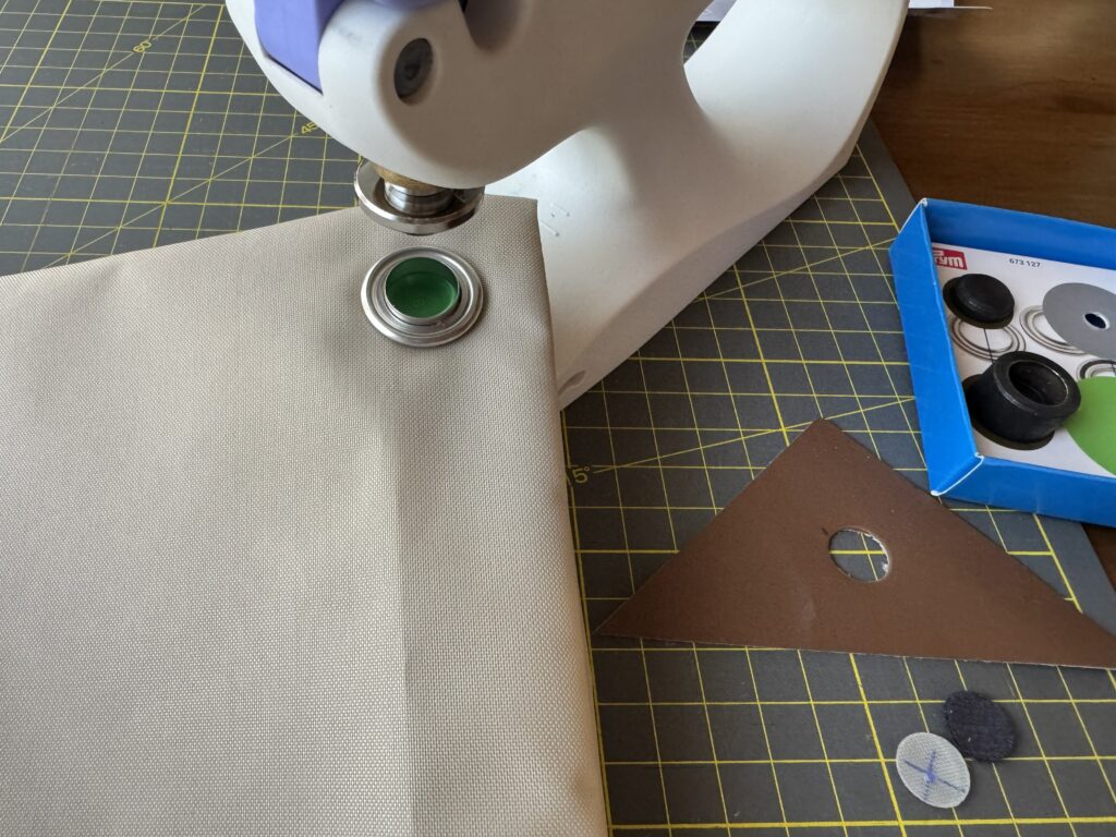 ナップサックの角にカシメを取り付けるところ