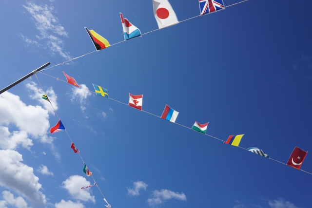 青空と、風に揺れる万国旗。